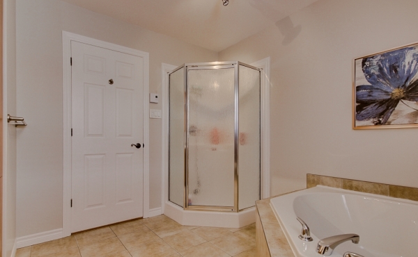 Salle de bain avec un grand bain double et une belle douche séparé