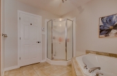 Salle de bain avec un grand bain double et une belle douche séparé